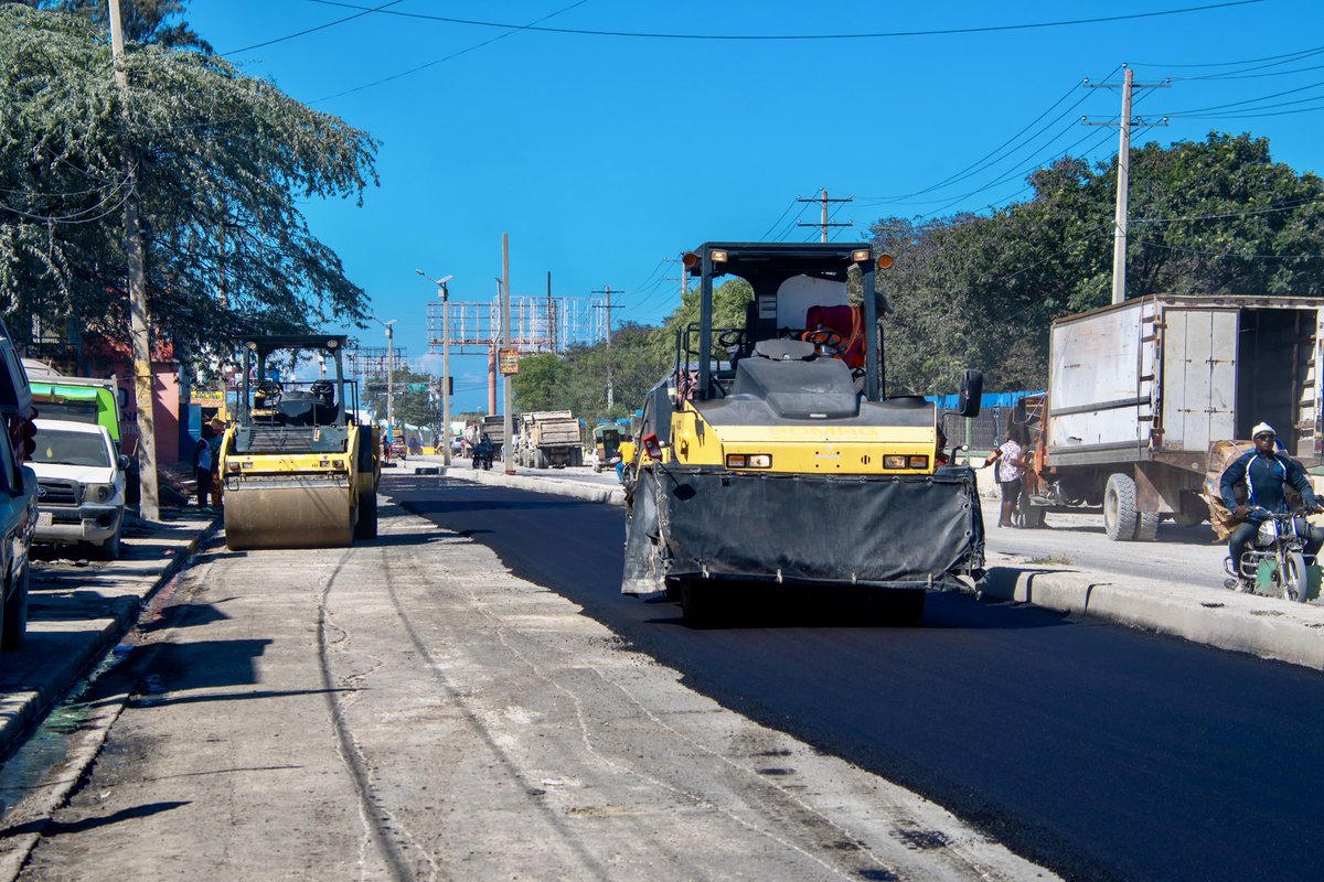 MTPTCE's tweet photo. Des travaux pour un accès renforcé à l'Aéroport International Toussaint Louverture

Le ministère des Travaux publics, des Transports et des Communications (MTPTC) a initié un projet ambitieux visant à améliorer l'accès à l'Aéroport International Toussaint Louverture (AITL) tout en diminuant la congestion sur cet axe clé. Ce projet inclut la réhabilitation de la route Maïs Gâté sur environ 1,9 km, permettant ainsi d'accéder au boulevard Toussaint Louverture via Clercine 2.

La réhabilitation de la route Maïs Gâté se déroule en deux phases. Une section a déjà été finalisée en béton hydraulique (BH), tandis que l'autre section en béton bitumineux (BB) est actuellement en travaux. Par ailleurs, un canal de drainage de 650 mètres est en voie d'achèvement à Clercine 2, afin de prévenir les inondations et d'optimiser le trafic.

Ce projet vise à renforcer la sécurité routière et faciliter l'accès à l'Aéroport International Toussaint Louverture (AITL).

Cellule de Communication du MTPTC
