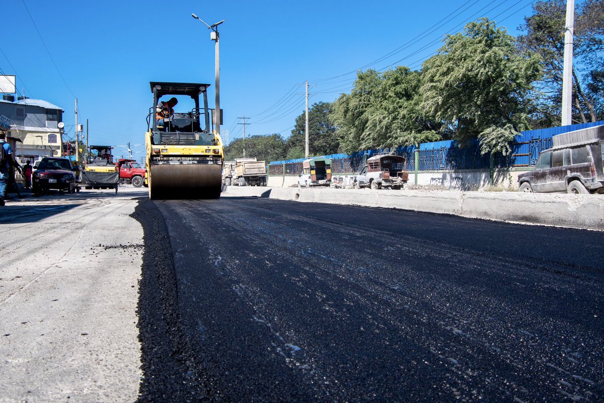 MTPTCE's tweet photo. Des travaux pour un accès renforcé à l'Aéroport International Toussaint Louverture

Le ministère des Travaux publics, des Transports et des Communications (MTPTC) a initié un projet ambitieux visant à améliorer l'accès à l'Aéroport International Toussaint Louverture (AITL) tout en diminuant la congestion sur cet axe clé. Ce projet inclut la réhabilitation de la route Maïs Gâté sur environ 1,9 km, permettant ainsi d'accéder au boulevard Toussaint Louverture via Clercine 2.

La réhabilitation de la route Maïs Gâté se déroule en deux phases. Une section a déjà été finalisée en béton hydraulique (BH), tandis que l'autre section en béton bitumineux (BB) est actuellement en travaux. Par ailleurs, un canal de drainage de 650 mètres est en voie d'achèvement à Clercine 2, afin de prévenir les inondations et d'optimiser le trafic.

Ce projet vise à renforcer la sécurité routière et faciliter l'accès à l'Aéroport International Toussaint Louverture (AITL).

Cellule de Communication du MTPTC