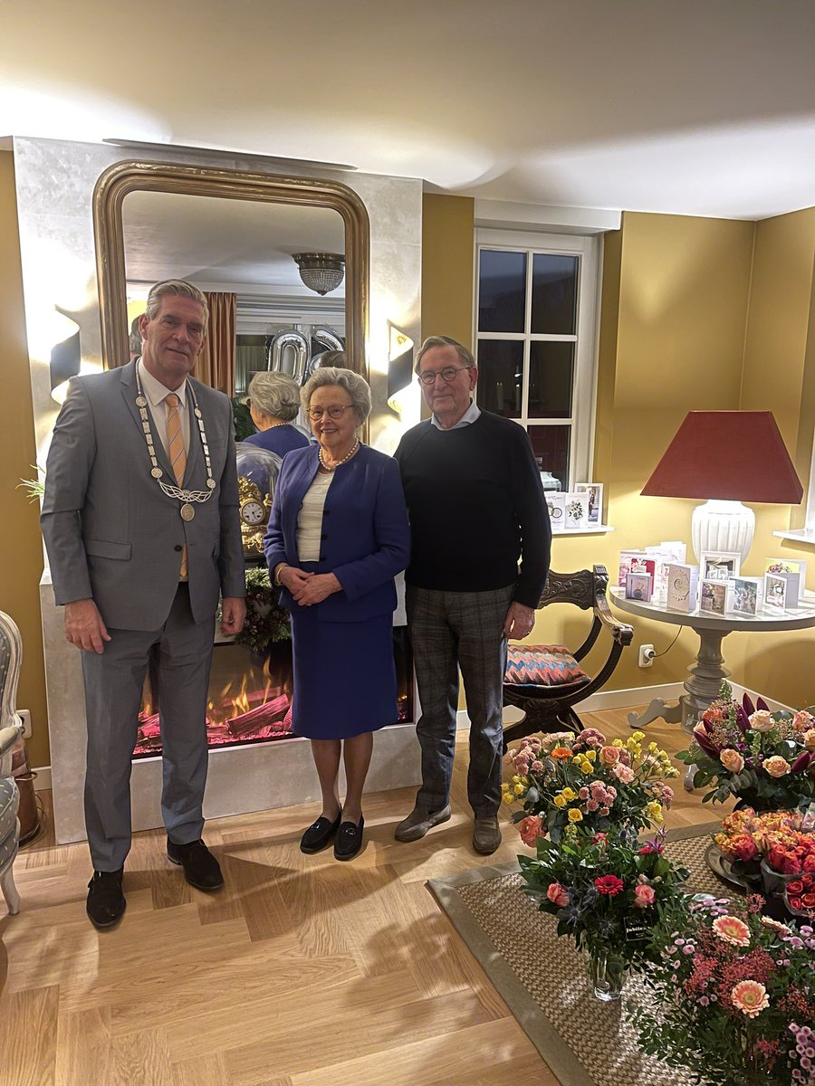 FritsNaafs's tweet photo. Bruidspaar Elenbaas-Van Mourik in Leersum gefeliciteerd met hun 60-ste jarig huwelijk. https://t.co/gdfwqwSyTA