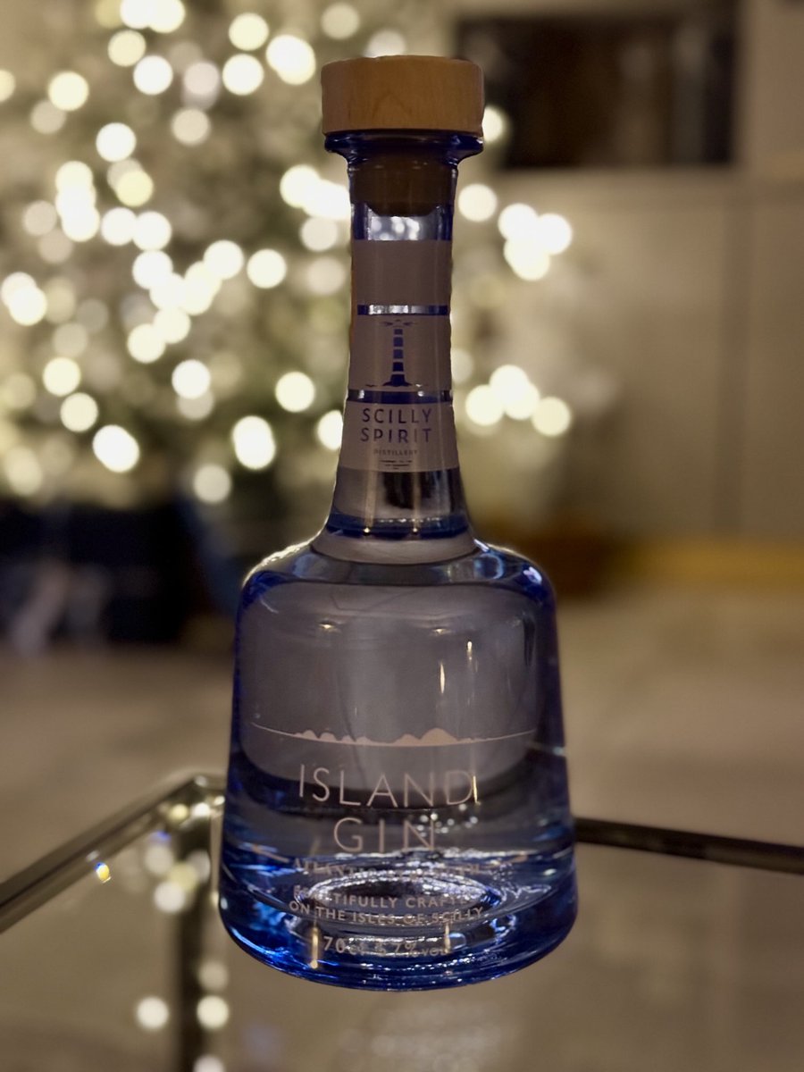 NatsieBlake's tweet photo. Thank you @whiskysanta 🎅 after an issue with one courier company my wish finally arrived! Thanks for sorting, and Merry Christmas 🎄 #whiskysanta #masterofmalt https://t.co/S6Hb5ZJo1C