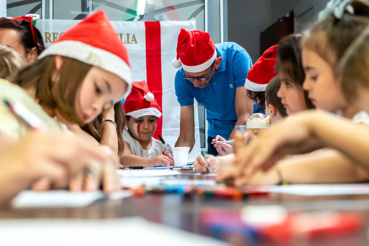 ItalyinBBlanca's tweet photo. El pasado domingo en #Impara disfrutamos lecturas en #italiano, #juegos, adornos navideños y mucha alegría. 🎅
Gracias a Georgina Paglialunga del #ComItEs #BahiaBlanca, #Modavi y las familias que participaron. ¡No hay nada más lindo que niñas y niños disfrutando del italiano!💕 https://t.co/uWZYquXPTG