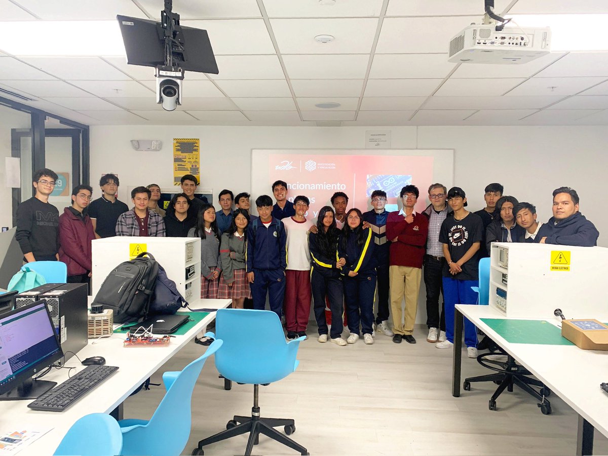 fsembrar's tweet image. ¡Así se vive el aprendizaje en @fsembrar!💻
14 jóvenes están participando en un #cursodeprogramación , #redes y #tecnologíaIoT gracias a la @UDLAEcuador.
Este #taller les da nuevas habilidades e impulsa su #movilidadsocialascendente al prepararlos para un #mercadolaboraldigital