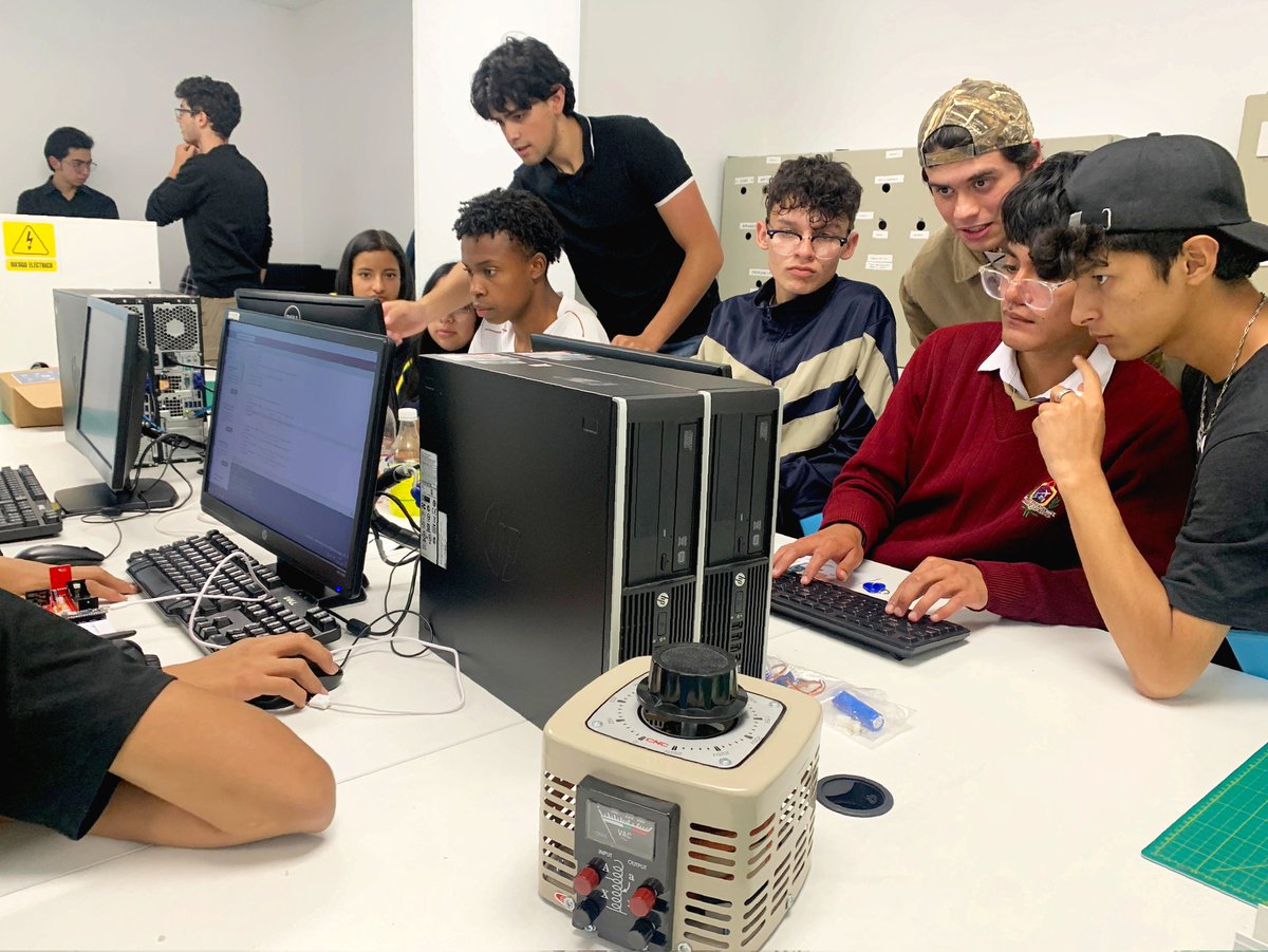 fsembrar's tweet image. ¡Así se vive el aprendizaje en @fsembrar!💻
14 jóvenes están participando en un #cursodeprogramación , #redes y #tecnologíaIoT gracias a la @UDLAEcuador.
Este #taller les da nuevas habilidades e impulsa su #movilidadsocialascendente al prepararlos para un #mercadolaboraldigital