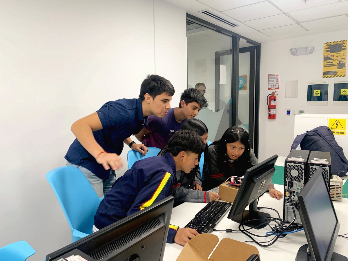 fsembrar's tweet image. ¡Así se vive el aprendizaje en @fsembrar!💻
14 jóvenes están participando en un #cursodeprogramación , #redes y #tecnologíaIoT gracias a la @UDLAEcuador.
Este #taller les da nuevas habilidades e impulsa su #movilidadsocialascendente al prepararlos para un #mercadolaboraldigital