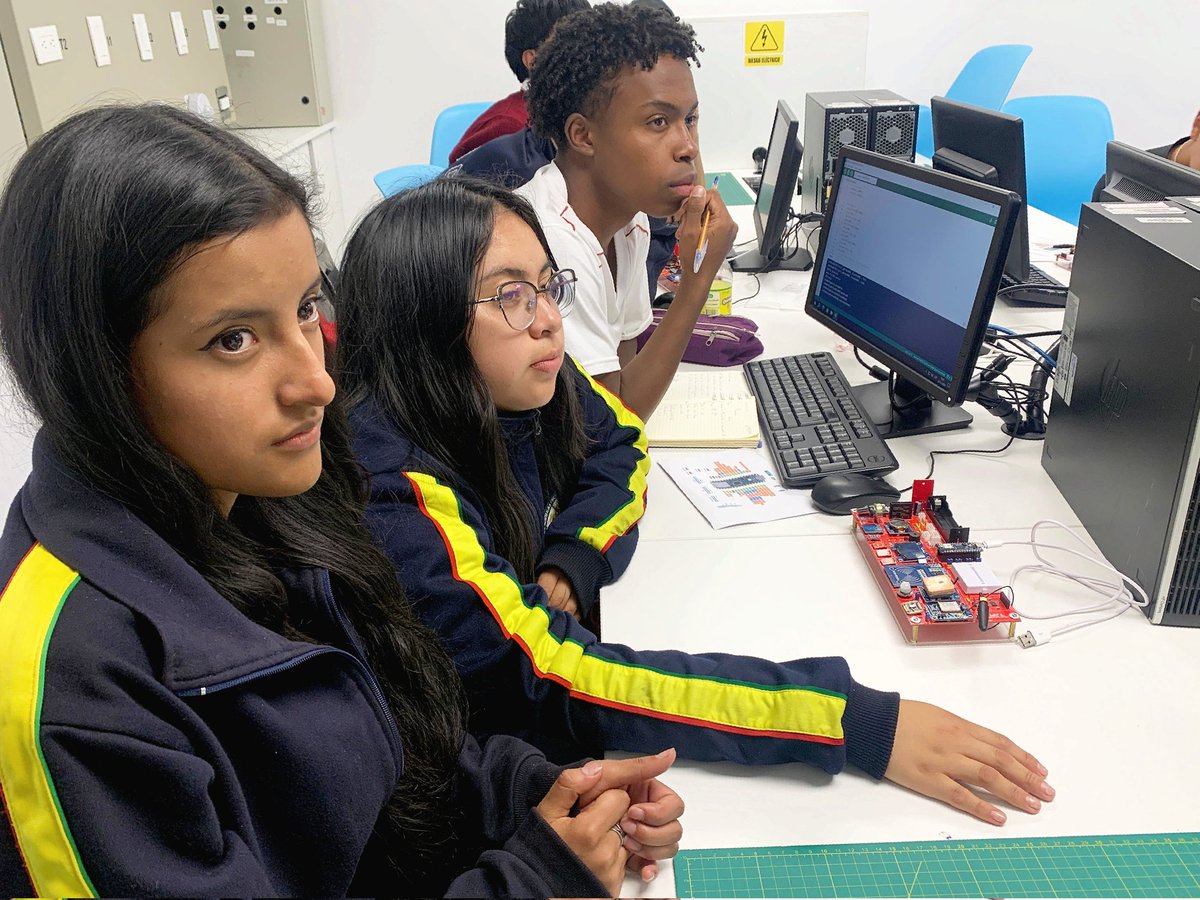 fsembrar's tweet image. ¡Así se vive el aprendizaje en @fsembrar!💻
14 jóvenes están participando en un #cursodeprogramación , #redes y #tecnologíaIoT gracias a la @UDLAEcuador.
Este #taller les da nuevas habilidades e impulsa su #movilidadsocialascendente al prepararlos para un #mercadolaboraldigital