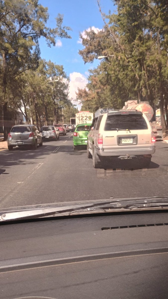 hambre más culera la de <a href="/RQuinonezL/">Ricardo Quiñónez</a> que trafico el que arma todos los dias en el periférico #traficogt