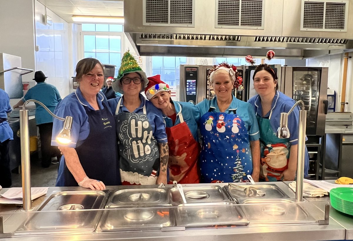 Christmas lunch day in school today 🍽️ We were all feeling very festive! 🎄