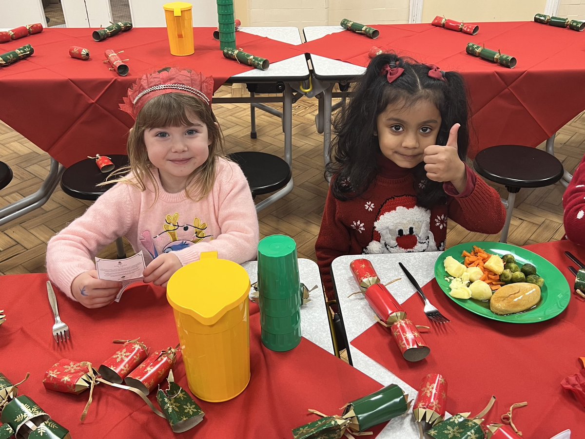 SchoolBraehead's tweet photo. Christmas lunch day in school today 🍽️ We were all feeling very festive! 🎄 https://t.co/lNUpzObIqv