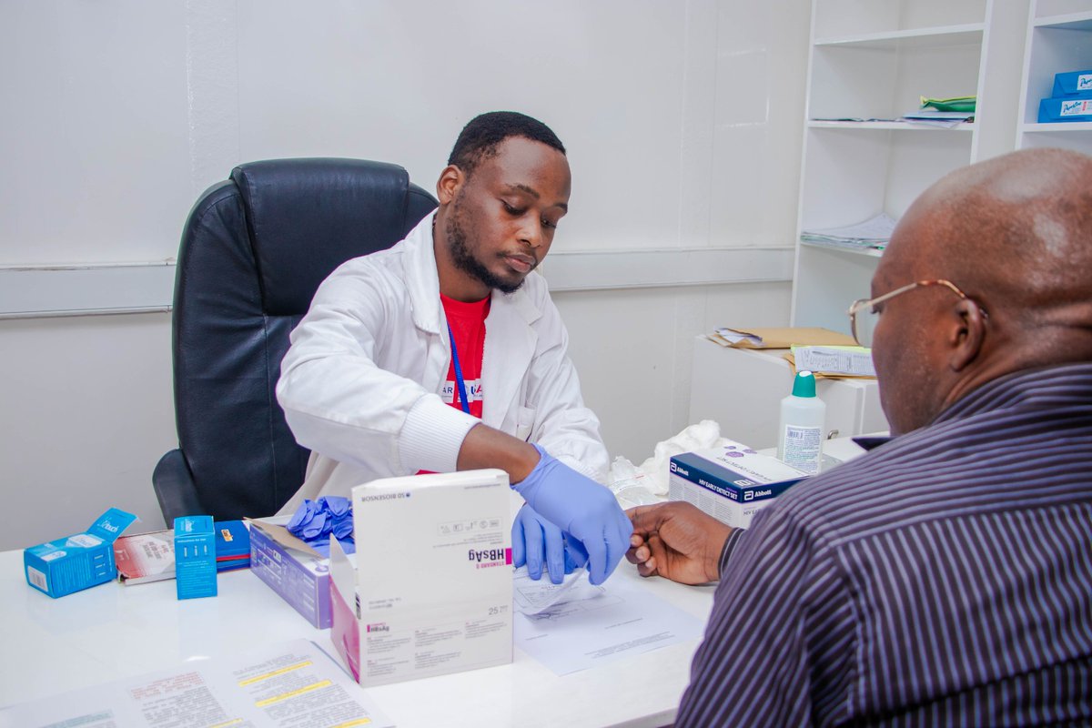 agl_togo's tweet photo. Chez Africa Global Logistics au Togo, nous avons à cœur de protéger la santé et le bien-être de nos collaborateurs. 
A l’occasion de la Journée mondiale de lutte contre le SIDA, la Direction Générale a organisé une campagne de sensibilisation destinée à notre personnel. Cette initiative avait pour objectifs de :
•Sensibiliser sur les enjeux du VIH/SIDA,
•Informer sur l’importance du dépistage précoce,
•Briser les tabous pour encourager une société plus inclusive et solidaire.
Se protéger, c’est se préserver. Le dépistage est une démarche essentielle pour se prendre en charge et prendre soin de ses proches.
Nous restons mobilisés pour promouvoir une culture de prévention et de soutien. 

#AGLTogo #SanteAuTravail #JourneeContreLeSIDA