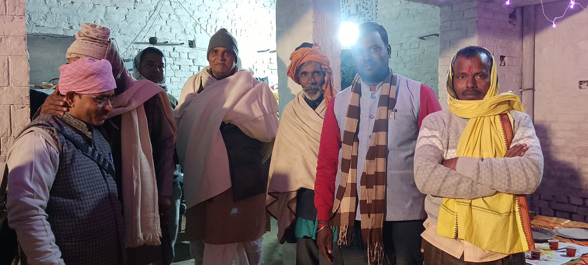AdhyaksaParti's tweet photo. विधानसभा सिकन्दर पुर के ग्राम सभा (कठौड़ा के) ही 
(हरिंदर वर्मा जी ,के लड़की की)
शुभ विवाह,में सम्मिलित होकर अपनी शुभकामनाएं प्रेषित किया। साथ मैं
छोटू कनौजिया मौजूद रहे ।।
                विशाल राजभर 
                  राष्ट्रीय उपाध्यक्ष 
                  राष्ट्रीय गौरव पार्टी https://t.co/MJ22zwrBL1