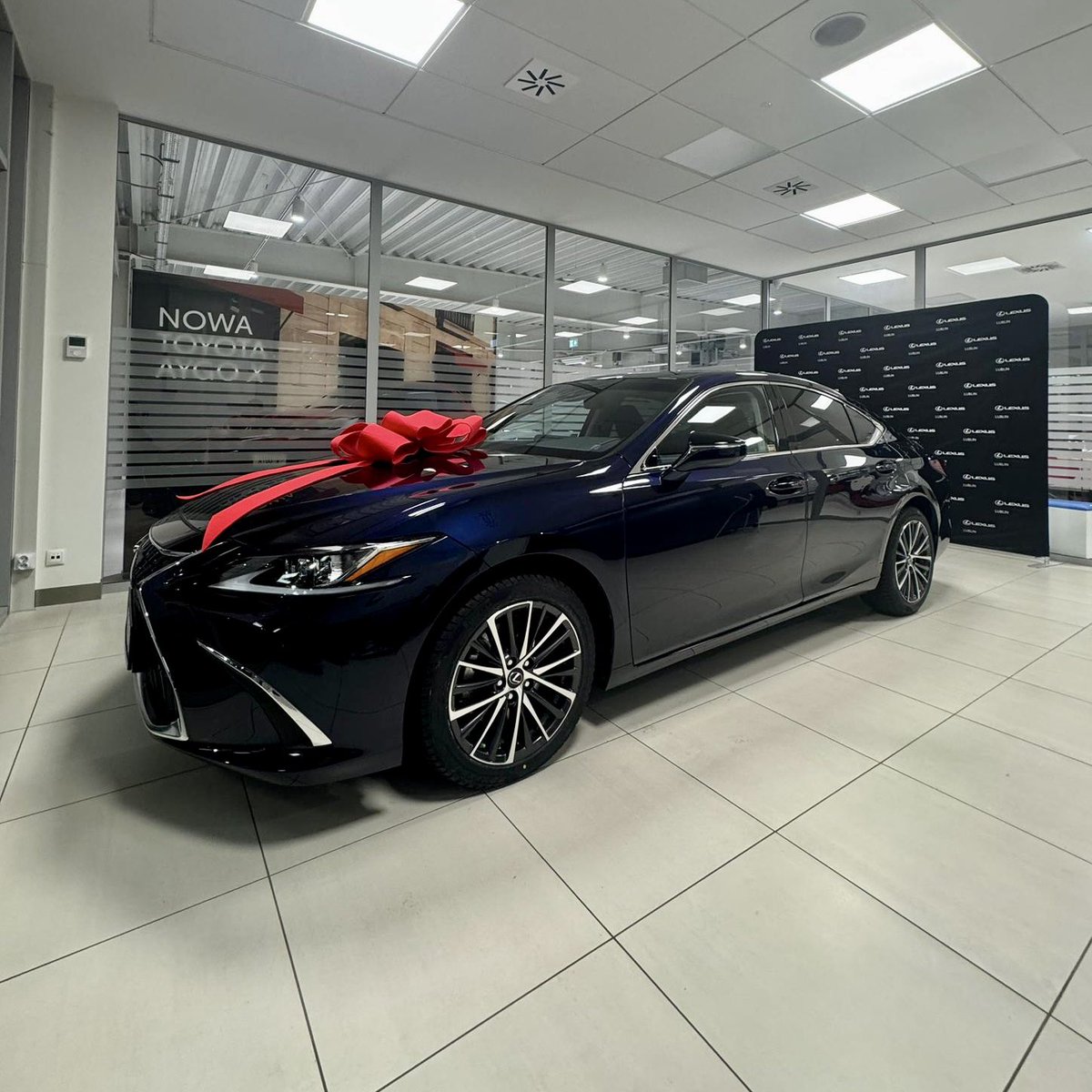 Hej! 🚘 Mam nowego towarzysza w codziennych podróżach – #Lexus! Z nim każda trasa to tylko czysta przyjemność i mnóstwo komfortu. Wielkie dzięki dla <a href="/Lexus_Poland/">Lexus Polska</a> za wsparcie i zaufanie. Teraz jazda to nie tylko obowiązek, ale też frajda. 

Do zobaczenia na trasie! 👋