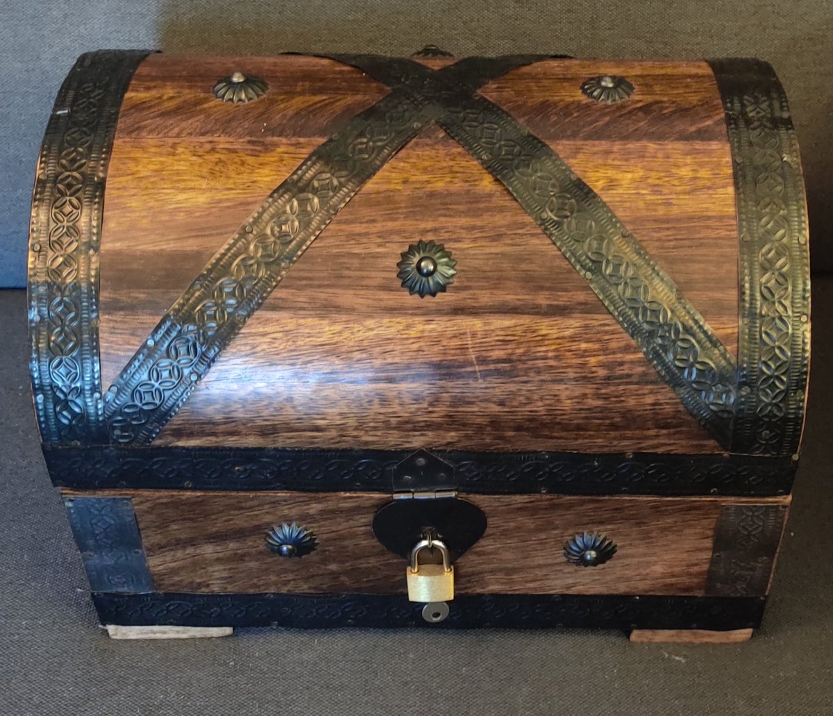 Ah oui ici je vous ai pas dit j'ai reçu un super coffre ! 
En plus la surprise et les BG qui ont participé à ça là 🥰
Par contre sur Twitter j'arrive pas à ouvrir le coffre c'est chelou, mais c'est incr ce qu'il y a dedans !
Faut aller voir sur les autres rs du coup 👀