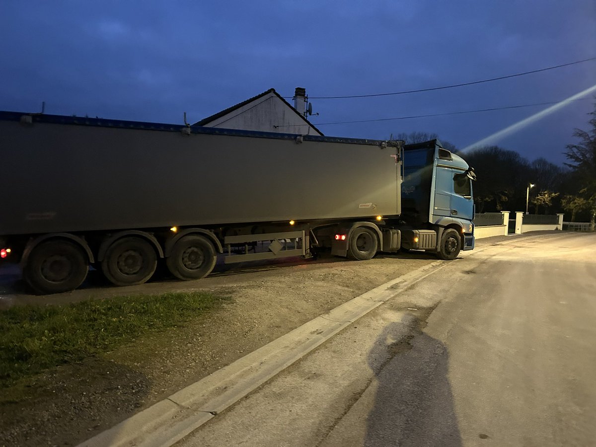 OlivierCOSTE2's tweet photo. J’arrive ce soir @BONNIN1402,chez une #Agriculture de l’#Yonne.
Un camion 🚛 bleu @Soufflet_Agri quitte la cour d’une ferme avec une @intercereales et notre chauffeur de #SouffletTransports prend la direction d’un silo #UPVY.
Bonne soirée à ce #Complice 😉
#VisMaVieDeArc #FrAgTw https://t.co/pwLIH91jqC
