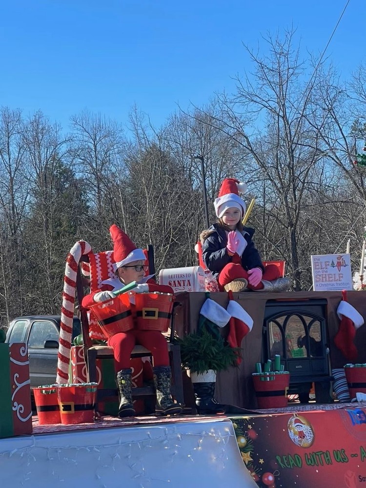Fentress County Schools receives Over-All Winner in Jamestown Rotary Club Christmas Parade with  "A Magincal Storybook Christmas"  fentressboe.com/o/fcs/article/…