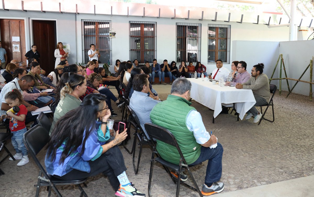 ColimaCDH's tweet photo. Con motivo de la conmemoración del Día Internacional de los Derechos Humanos, el presidente de la Comisión de Derechos Humanos del Estado de Colima, Licenciado Manuel Vega Zúñiga, ofreció una charla a estudiantes de la Universidad Intercultural de Colima. https://t.co/9DT0HqmdFC