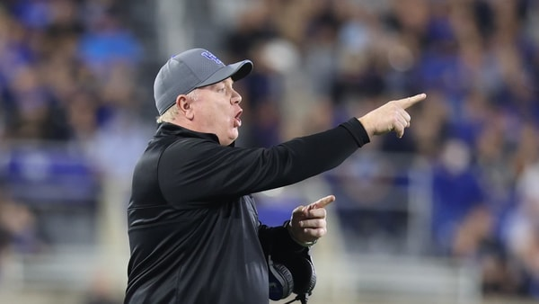 KSRonX's tweet photo. Kentucky Head Coach Mark Stoops Undergoes Offseason Surgery
READ: https://t.co/gCqaDWXgMf https://t.co/RzIfyiAL5S