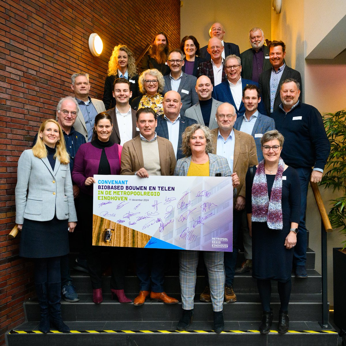 MRE_netwerk's tweet image. Vandaag ondertekenden 19 gemeenten in Zuidoost-Brabant het convenant #Biobased #bouwen en #telen in de Metropoolregio Eindhoven. Hiermee maken ze afspraken om het gebruik van biobased bouwmaterialen en de teelt van gewassen hiervoor verder te stimuleren  metropoolregioeindhoven.nl/actueel/ons-ni…