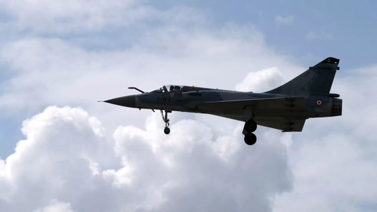 Malijetactu's tweet photo. Sur le point de quitter le Tchad, un Mirage français serait tombé en panne https://t.co/FiUcANYtqE #malijet #aes #niger #burkina #mali #sahel #cedeao #nigéria #togo #bénin #civ #cotedivoire #sénégal #guinée #france #tchad #Mirage2000 #basemilitaire #avion #coopérationmilitaire https://t.co/vH41MzpkHg