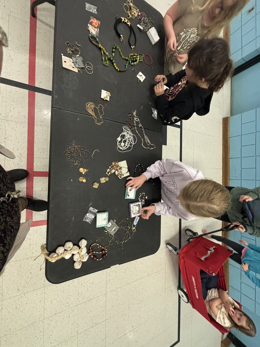 alcdsb_olmc's tweet photo. The Elf Shop is in full swing! So great to experience the joy of giving to our caregivers! Thanks for organizing, @MmeJulieBell and for helping us, School Council Elves! #@alcdsb #Christmasgiving https://t.co/czVZeE4nFN