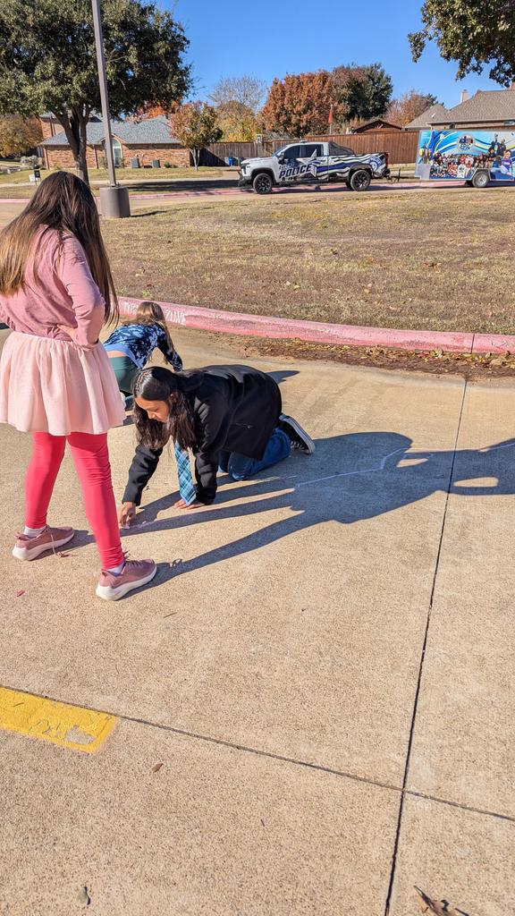 mrscottle4th's tweet photo. Shadow tracing for science! We will come back to check our shadows later! #teambce @BearCreekElem https://t.co/QHlD2uU5sn