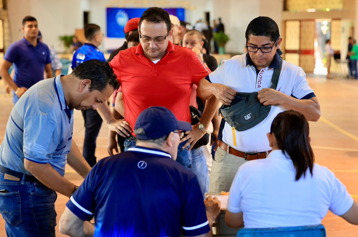 indeselsalvador's tweet photo. En el evento, los ganadores recibieron material deportivo con los uniformes departamentales correspondientes a cada etapa de los Juegos Deportivos Estudiantiles. https://t.co/eTHbyigQVb