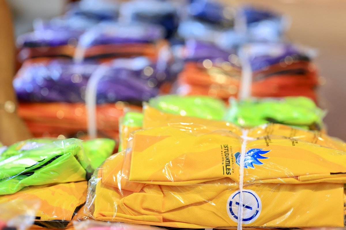 indeselsalvador's tweet photo. En el evento, los ganadores recibieron material deportivo con los uniformes departamentales correspondientes a cada etapa de los Juegos Deportivos Estudiantiles. https://t.co/eTHbyigQVb