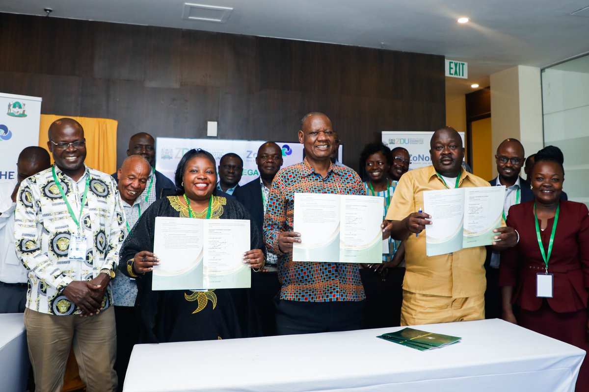 ZoNoHProject's tweet photo. Big news from Kakamega! On Dec 4, the County Government launched the One Health Strategy 2024-2029, a 5-year plan to tackle zoonotic diseases like rabies &amp; anthrax. It unites Health, Agriculture, Water, &amp; Environment depts for a healthier future. 

Together for #OneHealth! https://t.co/wjCIDn321v