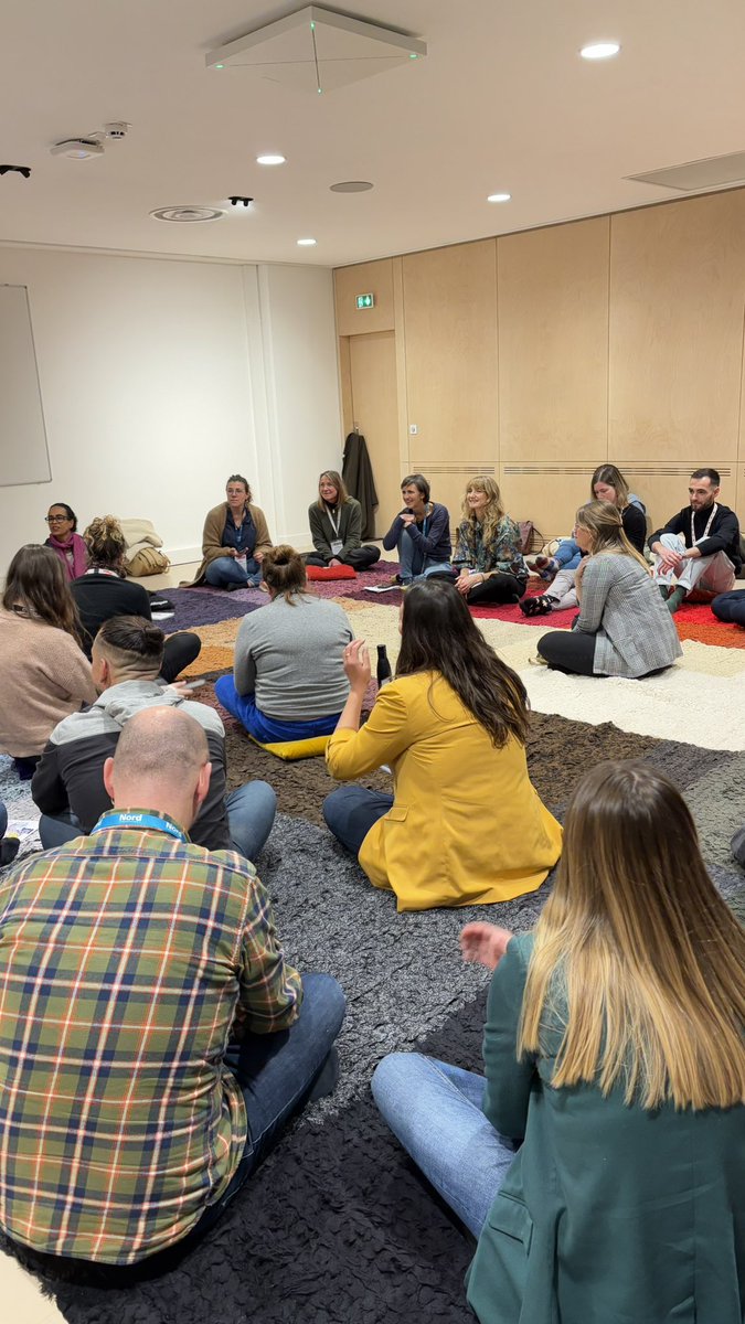 cap_com's tweet image. On termine cette journée par ce tapis de parole dirigé par Yoyo Dominique sur la #cominterne : enjeux d’accessibilité.

Les participants échangent sur les outils et les bonnes pratiques en com interne. 📝 

#CapCom24 #compublique #collterr