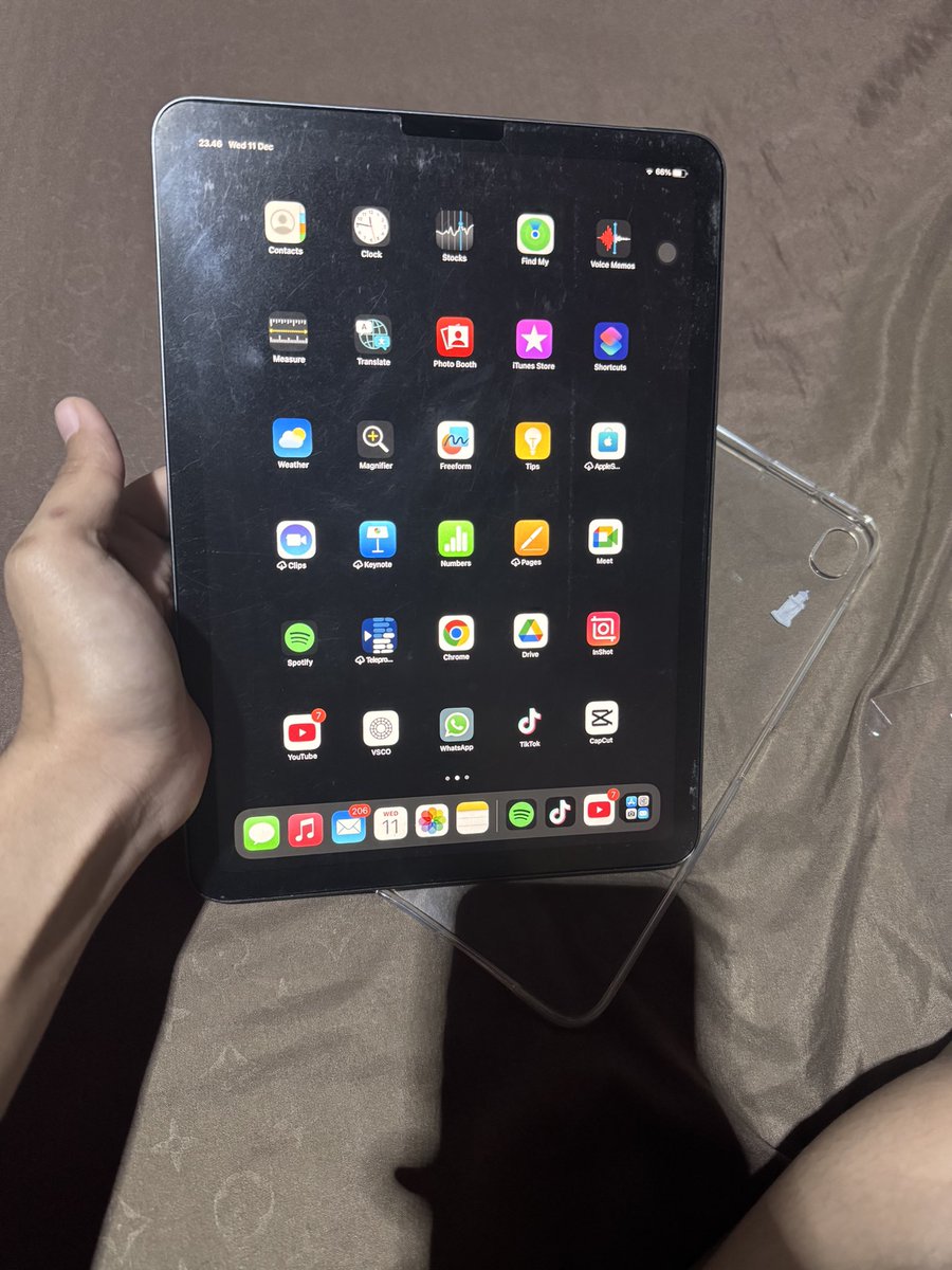 pingkersguy's tweet photo. dijual cefat guis lagi bu mau ganti ke laptop untuk keperluan kuliah. ipad air 5 grey 64gb inter wifi only. harga 6,5jt incl magic keyboar goojodoq. please jangan ditawar lagi ya guis udah murah banget. box, charger, case aman https://t.co/Mebt2997id