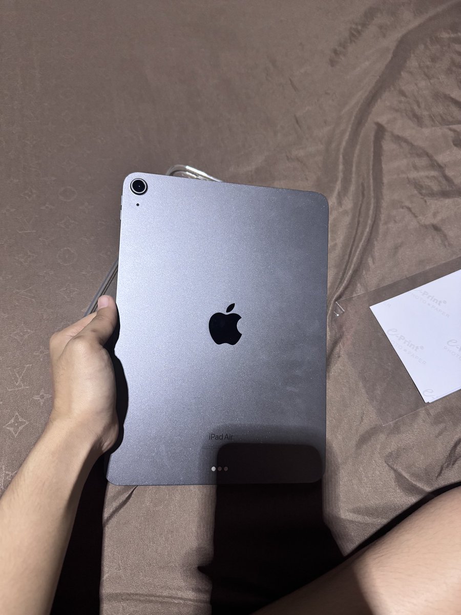 pingkersguy's tweet photo. dijual cefat guis lagi bu mau ganti ke laptop untuk keperluan kuliah. ipad air 5 grey 64gb inter wifi only. harga 6,5jt incl magic keyboar goojodoq. please jangan ditawar lagi ya guis udah murah banget. box, charger, case aman https://t.co/Mebt2997id