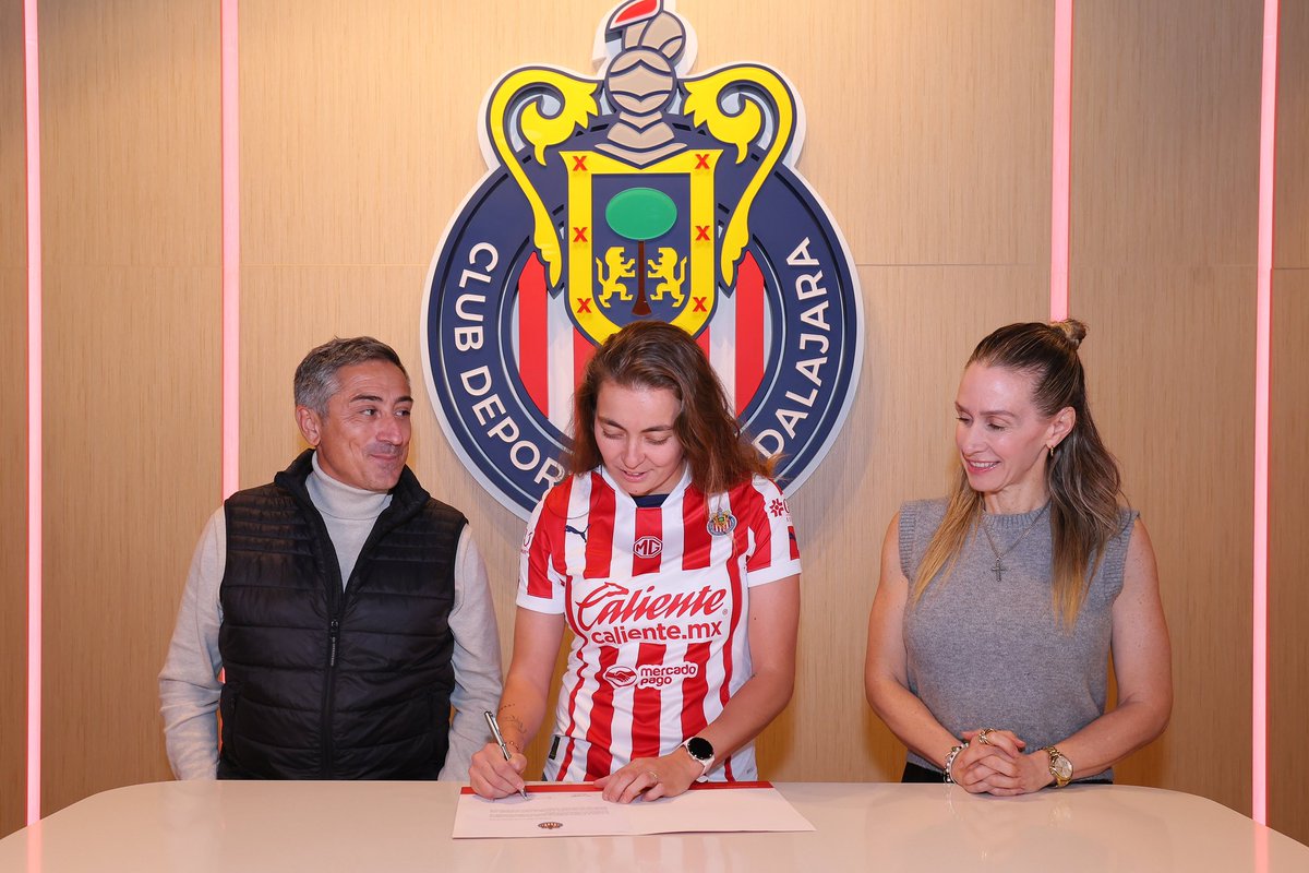DanniCalderon97's tweet photo. Estoy lista para representar esta institución con amor y orgullo ❤️🤍

Por siempre agradecida con @Amauryvz y @NellySimon por la confianza 🤝🏼

¡Vamos por todo familia rojiblanca ! @ChivasFemenil https://t.co/oWAHaoAiRq
