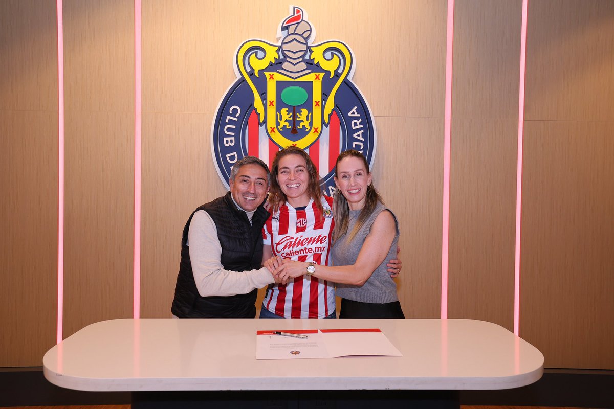 DanniCalderon97's tweet photo. Estoy lista para representar esta institución con amor y orgullo ❤️🤍

Por siempre agradecida con @Amauryvz y @NellySimon por la confianza 🤝🏼

¡Vamos por todo familia rojiblanca ! @ChivasFemenil https://t.co/oWAHaoAiRq