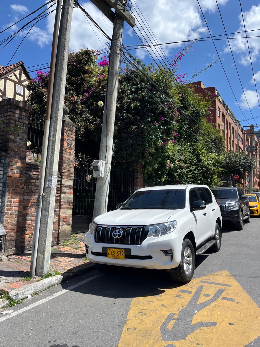 Resulta que en este país si tienes una Toyota blindada puedes hacer lo que quieras. 

Hoy este señor no quería mover su camioneta (JXS372) de una entrada a un garaje. Cuando le tome la foto, su escolta policía decidió intimidarme y retenerme por diez minutos.