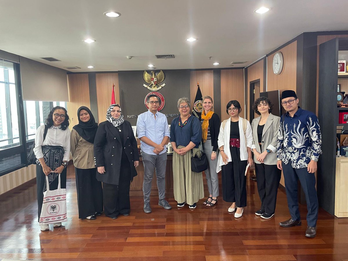 whatthewomensay's tweet photo. Day 3 of ICAN’s peer-to-peer in #Indonesia! 

Today, the ICAN team &amp; #WASL partners Odessa, Empatiku, &amp; @AMAN_Indonesia met with @Kemenag_RI, @BNPTRI, &amp; the national police, emphasizing the value of strong &amp; collaborative partnerships between CSOs &amp; gov't for effective #PCVE. https://t.co/A8vacO4iSr