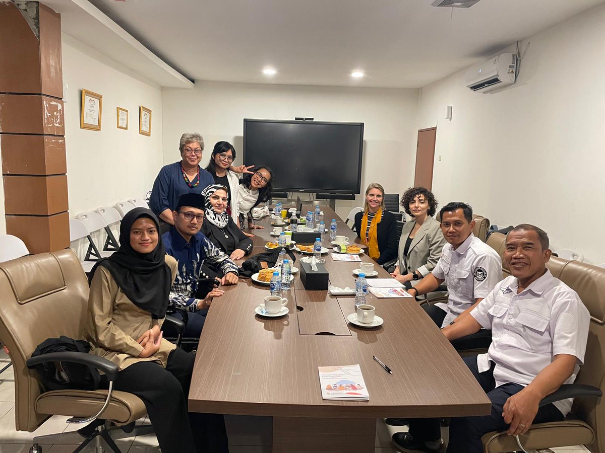 whatthewomensay's tweet photo. Day 3 of ICAN’s peer-to-peer in #Indonesia! 

Today, the ICAN team &amp; #WASL partners Odessa, Empatiku, &amp; @AMAN_Indonesia met with @Kemenag_RI, @BNPTRI, &amp; the national police, emphasizing the value of strong &amp; collaborative partnerships between CSOs &amp; gov't for effective #PCVE. https://t.co/A8vacO4iSr