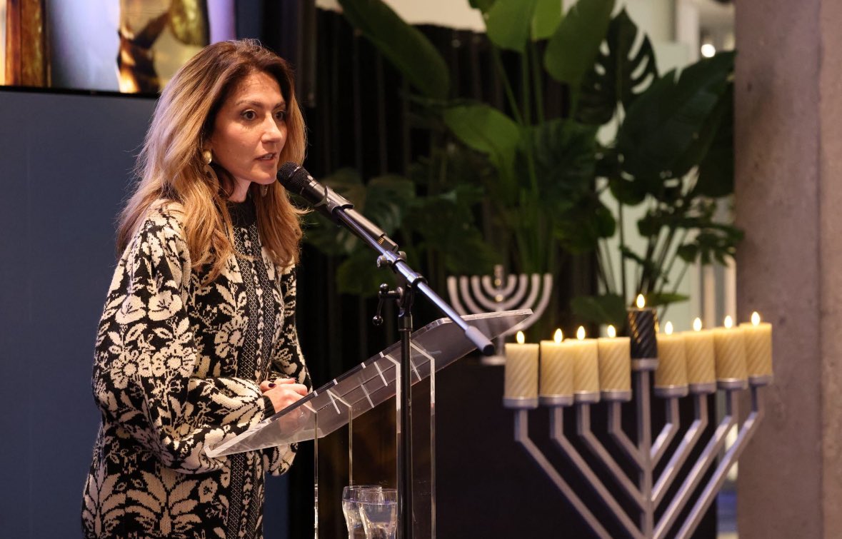 Wat bijzonder om juist in deze tijd samen te zijn om Chanoeka te vieren. Onze Joodse gemeenschap is zo rijk aan dit soort mooie tradities als het feest der lichtjes. Belangrijk om ook daar bij stil te blijven staan. Dank aan <a href="/chris_stoffer/">Chris Stoffer</a> voor het initiatief. 

Chag Sameach 🙏🏼