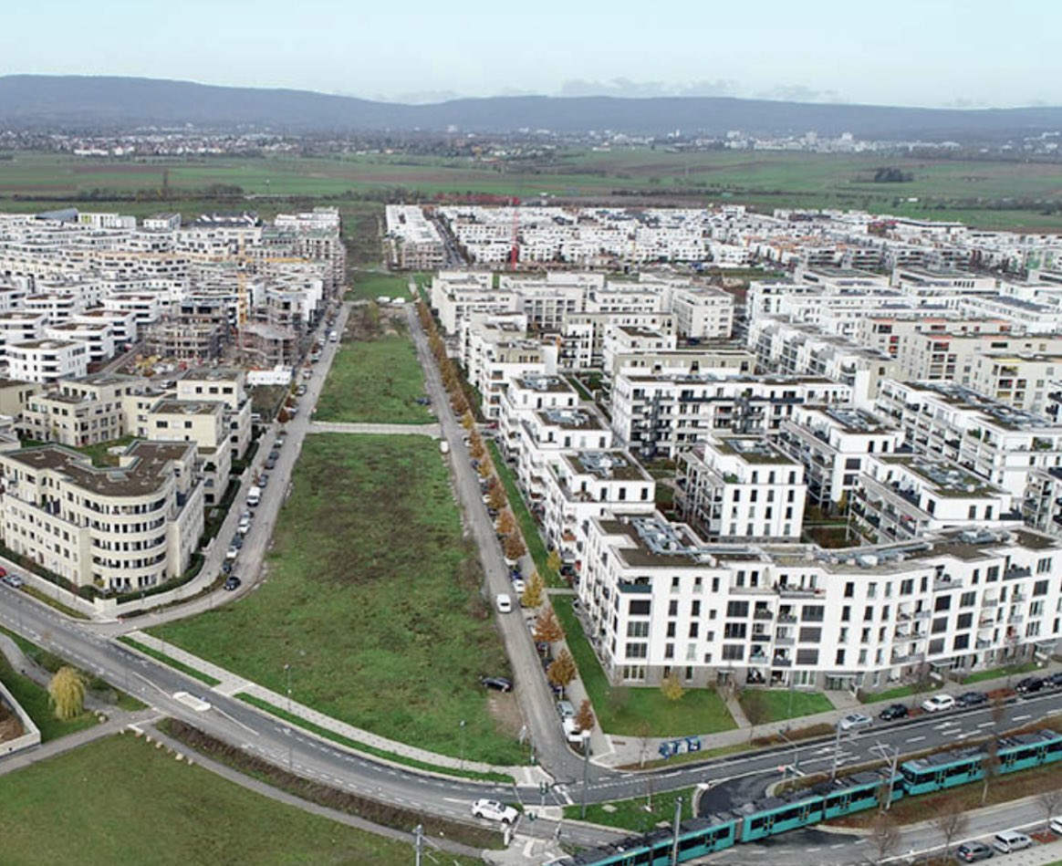 johndory1914's tweet photo. Where would you rather live, have a family, take roots, and eventually call home? 

A) Frankfurt Riedberg, brainchild of modern city planning 

B) Poundbury in the UK, brainchild of King Charles and Léon Krier https://t.co/QR7bPpk30v