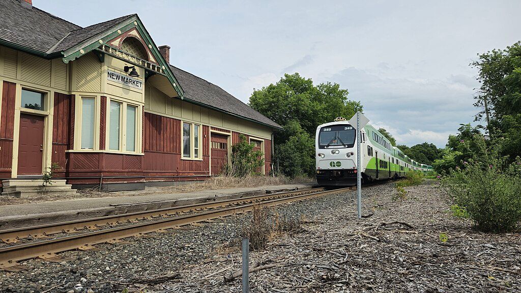 Wikimédia Canada (@wikimediacafr) on Twitter photo En 7e position de Wiki aime les monuments 2024 au Canada : Oaktree b avec une photo d'un train s'approchant d'une ancienne gare à Newmarket, ON
"Sur la photo, je voulais faire une comparaison entre l'ancien et le nouveau, l'ancienne gare et le très moderne train GO"
CC BY-SA 4.0 En 7e position de Wiki aime les monuments 2024 au Canada : Oaktree b avec une photo d'un train s'approchant d'une ancienne gare à Newmarket, ON
"Sur la photo, je voulais faire une comparaison entre l'ancien et le nouveau, l'ancienne gare et le très moderne train GO"
CC BY-SA 4.0