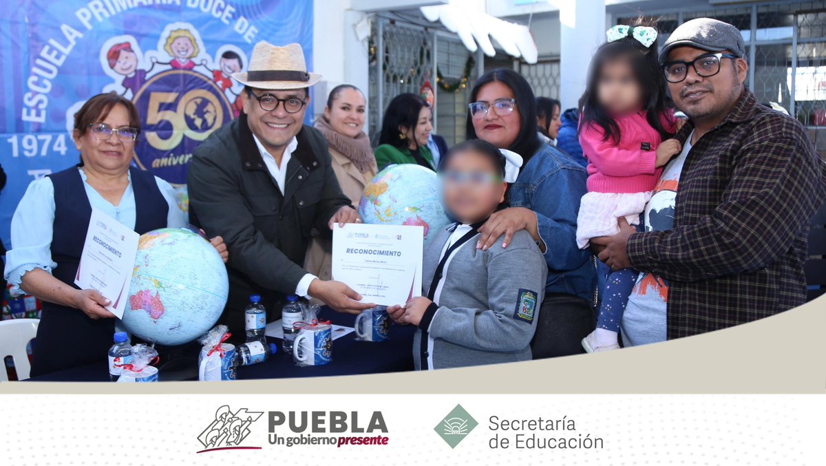 Al evento asistió el jefe de oficina de la Secretaría, Gerardo Mejía Ramírez, la directora de Educación Primaria, Angélica García Morales, quienes entregaron globos terráqueos a las y los escolares.