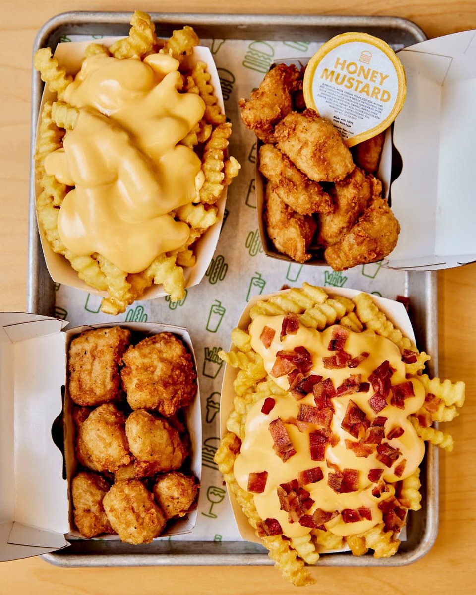 shakeshackmx's tweet photo. Agenda del día: Papas + Chicken Bites. ✅ 😉
#ShakeShackMX #ShakeShack https://t.co/9BfNB1QEMt