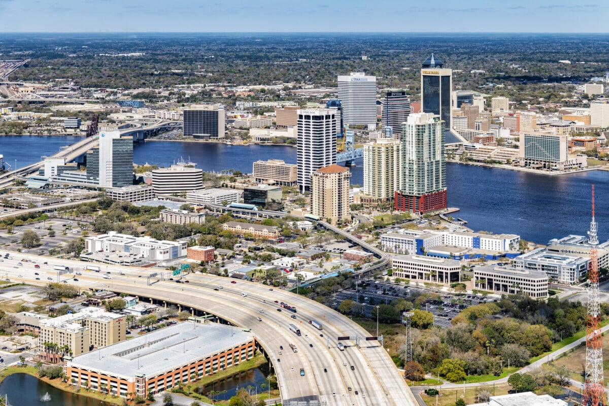 greenscapeofjax's tweet photo. 🌡️ Cities are hotter than rural areas due to the Urban Heat Island effect—concrete traps heat, and fewer trees mean less cooling.

🌳 Trees are nature's AC. They provide shade, lower temps, and cool the air. https://t.co/uMEBbJqodl