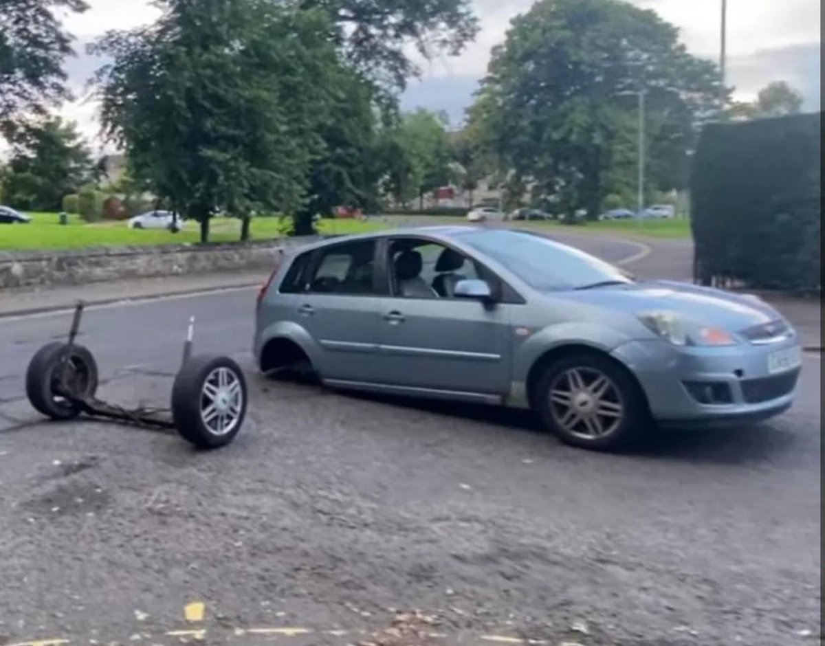monkey_hut's tweet photo. Why is this a  thing with mk6 Fiesta's. I witnessed it happening for myself yesterday,  a Zetec S was just pootling through a city centre at less than 10mph  when the axle just snapped.  
#ford #fiesta #fiestamk6 #st150 #zetecs #ohshitwheresmyrearwheelsgone https://t.co/1f6bZBxs9K