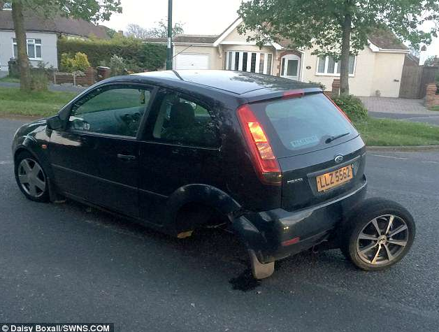 monkey_hut's tweet photo. Why is this a  thing with mk6 Fiesta's. I witnessed it happening for myself yesterday,  a Zetec S was just pootling through a city centre at less than 10mph  when the axle just snapped.  
#ford #fiesta #fiestamk6 #st150 #zetecs #ohshitwheresmyrearwheelsgone https://t.co/1f6bZBxs9K