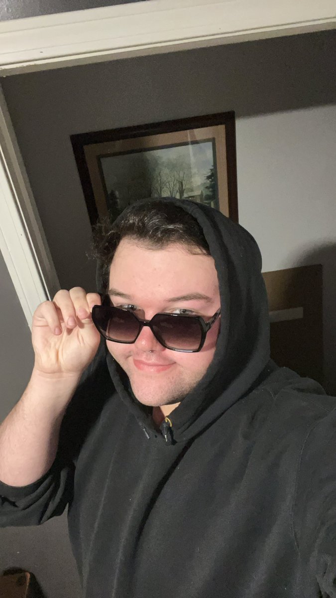 this fat bitch talking about being stinky while looking like this and stanning ateez 😭