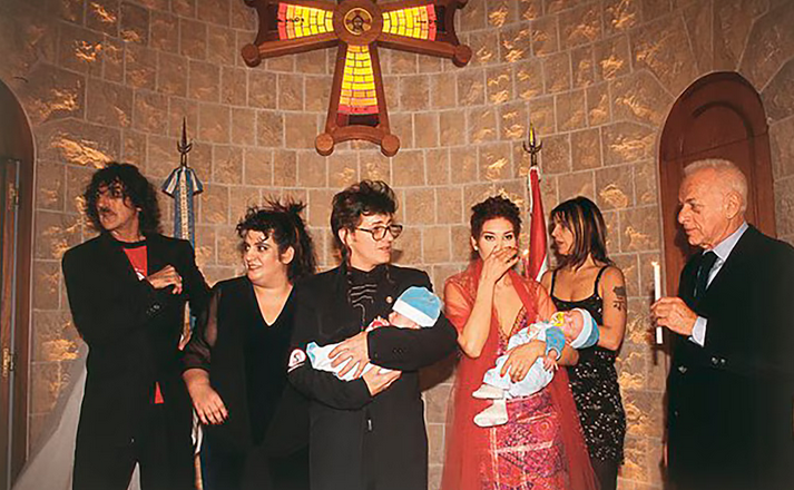 «Genera una imagen de Charly García, la hija de Martín Karadagián, Pipo Cipolatti, su esposa, dos bebés, Fabiana Cantilo y el ruso Sofovich sosteniendo una vela en un templo católico de la comunidad libanesa»