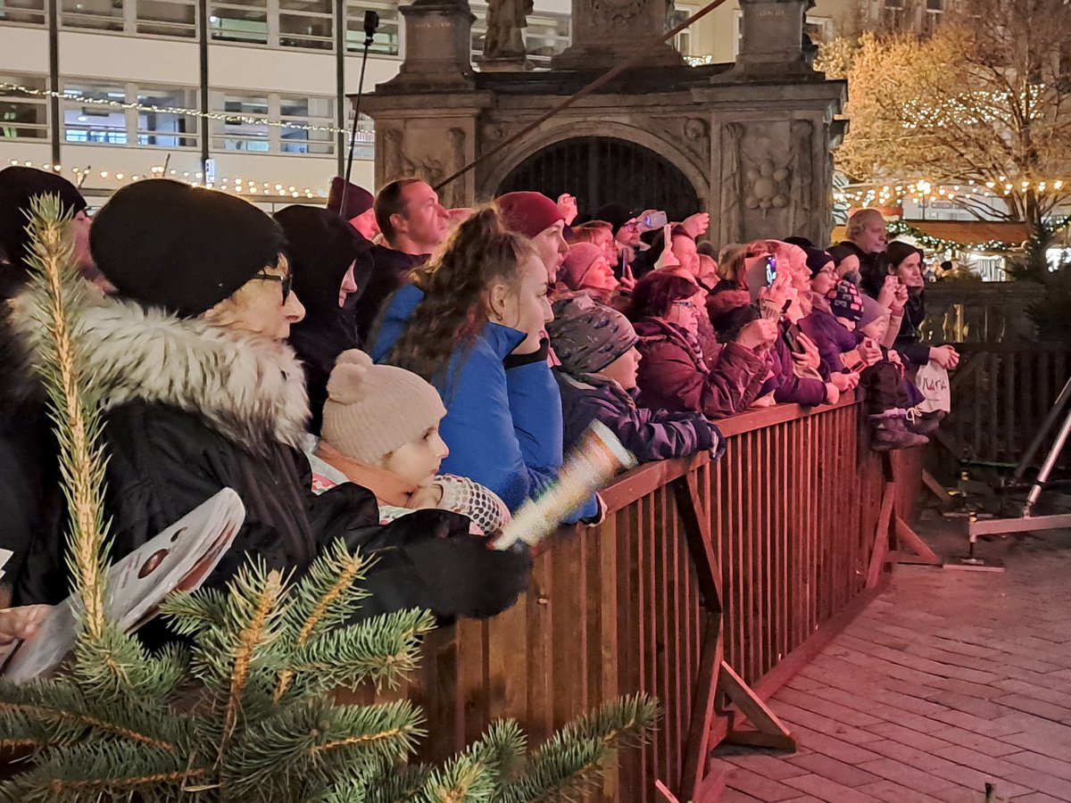 michalhrabal88's tweet image. Česko zpívá koledy s Deníkem na náměstí Svobody v Brně. Rytmus určují děti ze ZŠ Labská. @BrnenskyDenik #denik #koledy #ceskozpivakoledy