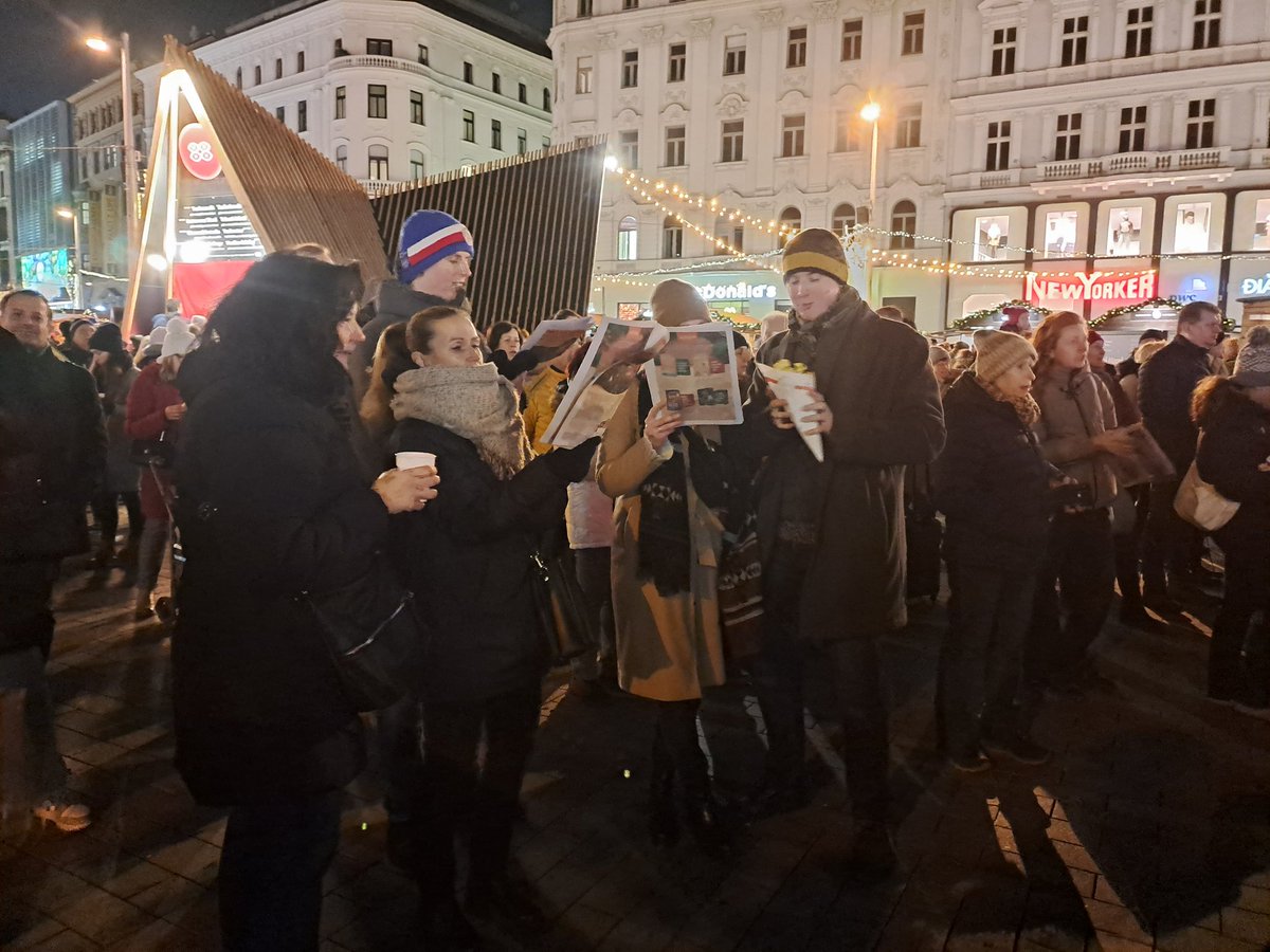 michalhrabal88's tweet image. Česko zpívá koledy s Deníkem na náměstí Svobody v Brně. Rytmus určují děti ze ZŠ Labská. @BrnenskyDenik #denik #koledy #ceskozpivakoledy