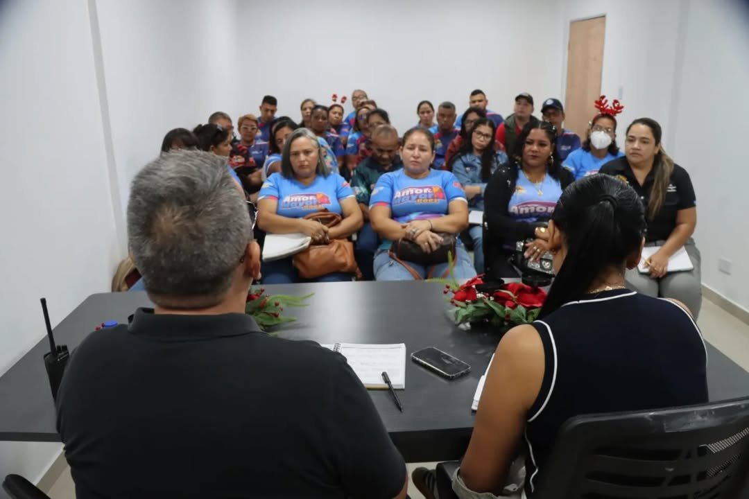 Importante reunión de trabajo con parte de nuestro equipo de la Dirección de Políticas Sociales y Poder Popular de la Alcaldía de Páez.

Evaluando el trabajo y definiendo estrategias para hacer más eficiente la gestión.
<a href="/NicolasMaduro/">Nicolás Maduro</a> <a href="/Primitivo_Ceden/">Primitivo_Cedeno</a>