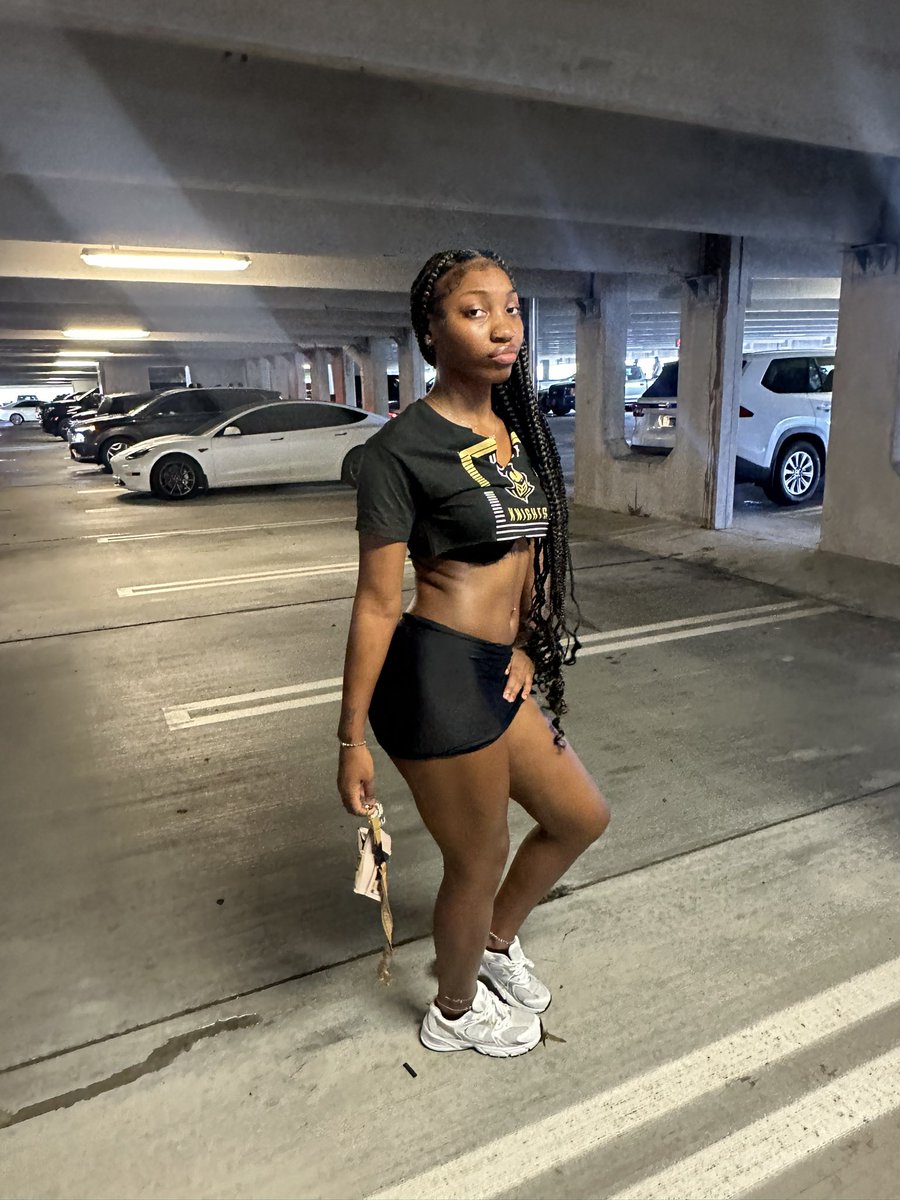 therealmoni2x's tweet image. 5’8 163lbs 😏