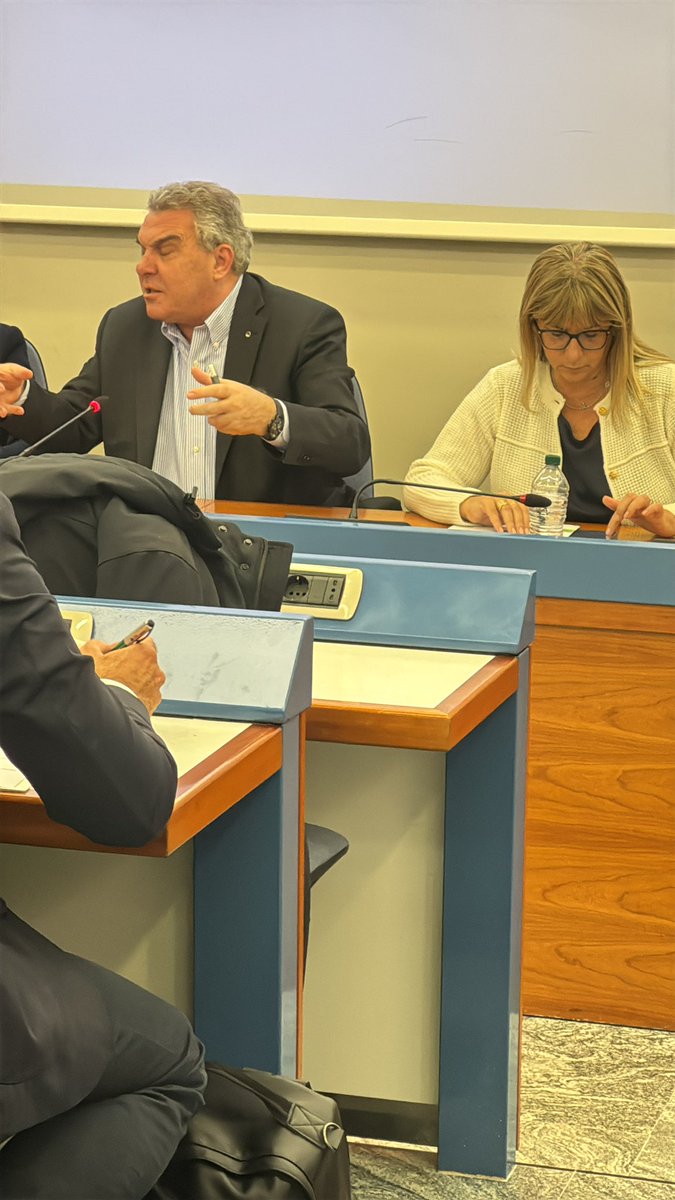 cislscuola's tweet photo. Sbarra ai partecipanti al corso lungo CISL Scuola: Autonomia, partecipazione, contrattazione: su questi connotati la CISL è nata, e continua a proporsi, non come un nuovo sindacato, ma come “sindacato nuovo”. Sulla legge di bilancio giusto denunciare le criticità, ma anche valorizzare i risultati positivi ottenuti incalzando il governo e i partiti con proposte chiare, senza rifugiarsi nella protesta sterile. Contiamo in particolare di veder rientrare i tagli agli organici nella scuola